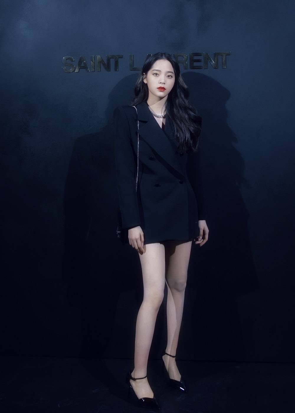 女王|欧阳娜娜大胆玩起“轻熟风”，西装配红唇女王范十足，眼神更带感