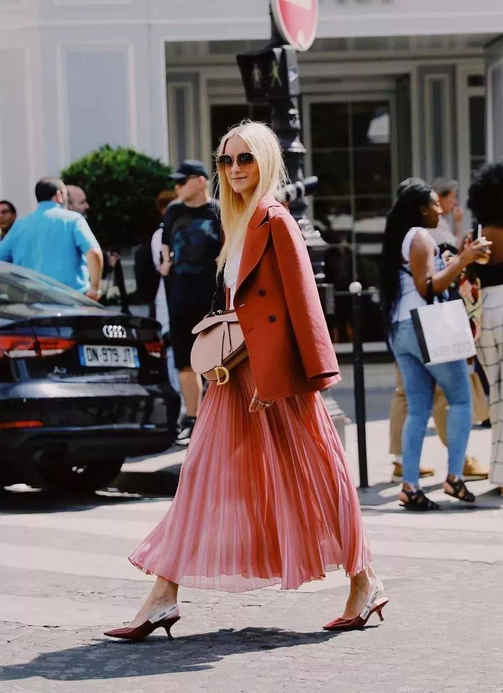 空间|奔四女人别穿大衣了,今年早夏流行这件外套,搭配裙子裤子都好看