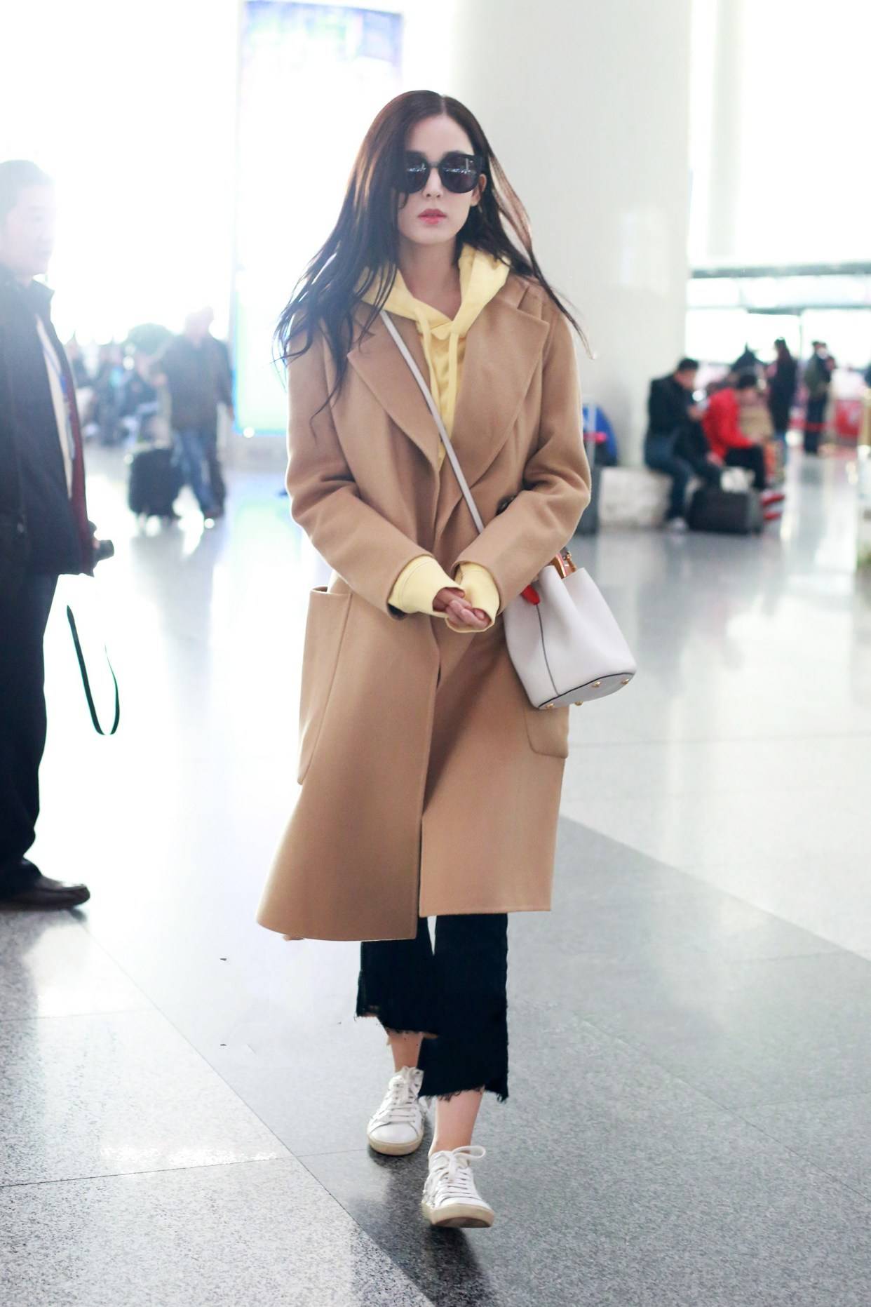 运动鞋|今年超流行“运动鞋+大衣”的搭配,减龄又洋气,明星都在穿!