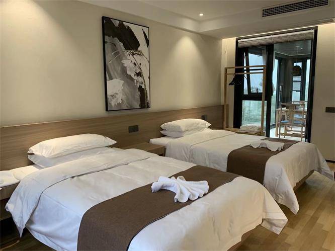 河南辉县万仙山隐舍一号民宿酒店森林环绕湖水星空一眼看上就无法自拔