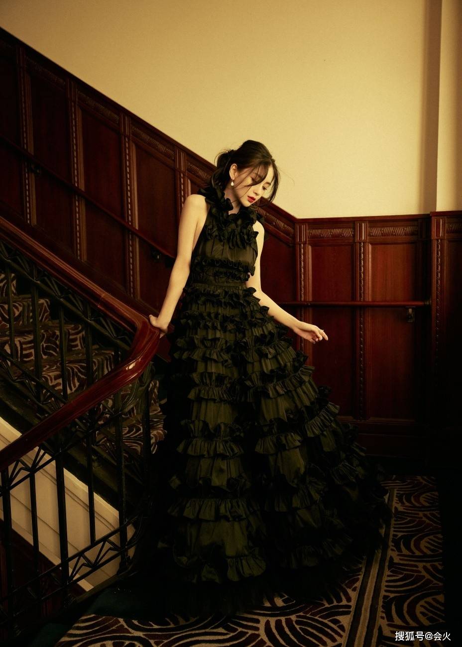 粉色|baby路透照曝光，穿超短裤一双美腿又细又直，手上一块表镶满钻