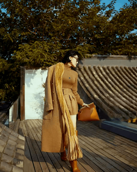 高温|不生孩子状态就是好！52岁许晴顶高温穿大衣皮靴，身材比杨幂还辣