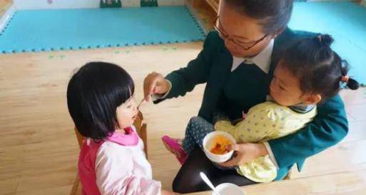 厕所|孩子抗拒去幼儿园，嘴里还嘟囔着“一个人”，宝妈蹲点偷看后气哭