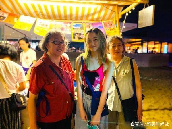 黑色|14岁李嫣染黄发摆摊，身材纤细大长腿堪比王菲，却被质疑太过早熟