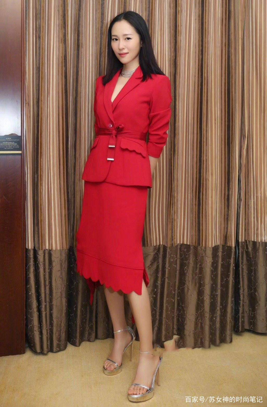 显得|收起你的“大衣”吧,今年流行“西装+裙子”,明星都心动了!