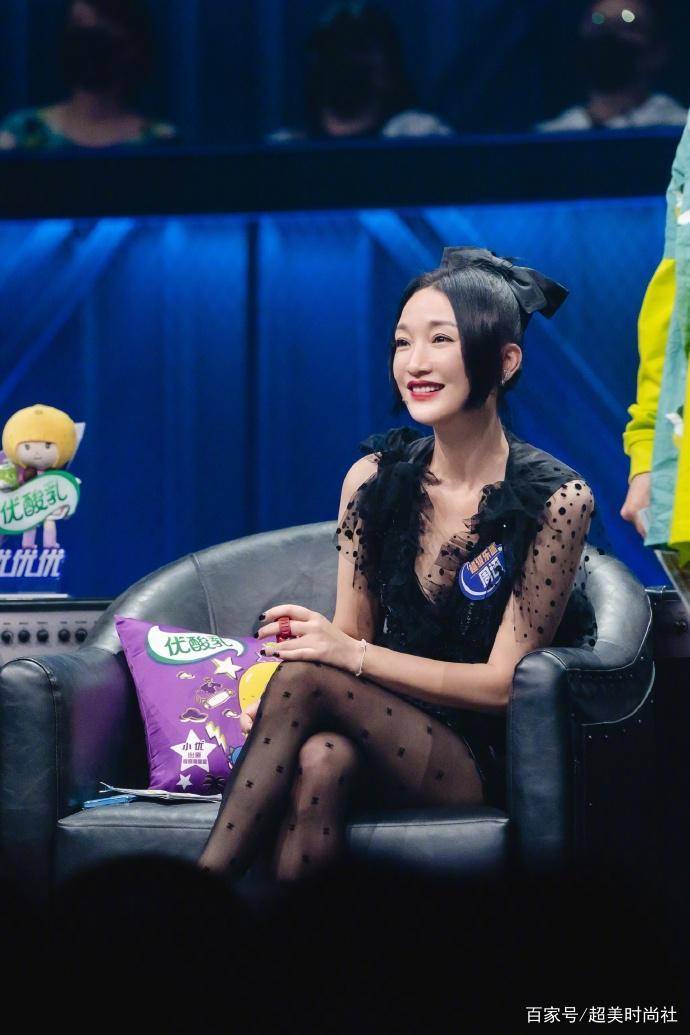 缺点|46岁周迅大突破！穿黑丝秀时尚一点不俗气，她用了这几招