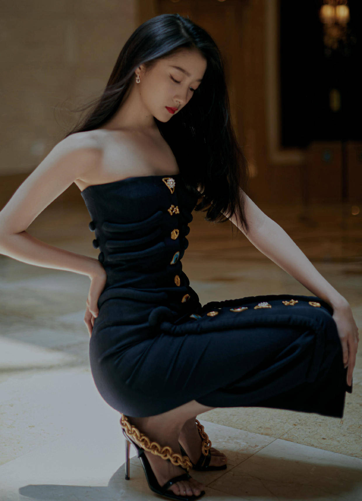 美眉|关晓彤是“胖”了？穿白色吊带连衣裙身材饱满丰润，曲线感满分