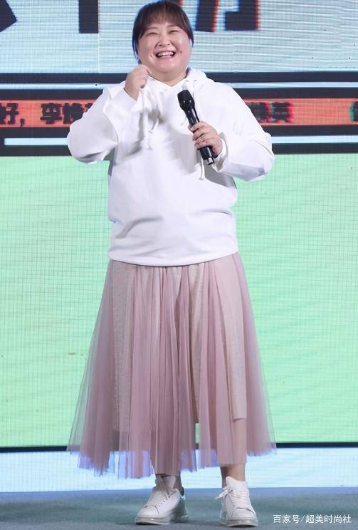 黑色|38岁贾玲不能再胖了！羽绒夹克暴露身材短板，网友建议控制体重