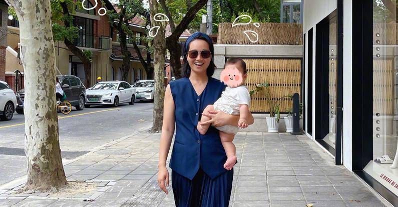 蓝台|朱丹罕见带娃外出逛街,穿无袖马甲小麦肤色抢镜,单手抱娃太强悍