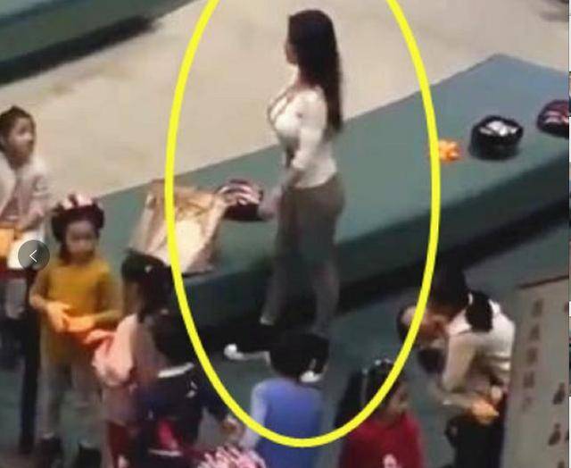 因为|女幼师因“身材火辣”走红,宝妈集体投诉:有了她宝爸抢着接孩子