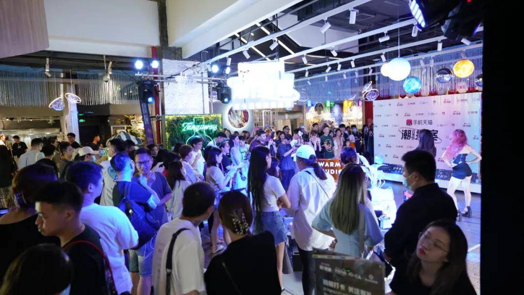 淮海|TX淮海再起潮流新风尚,手机天猫潮搭案上海首展,人潮汹涌!