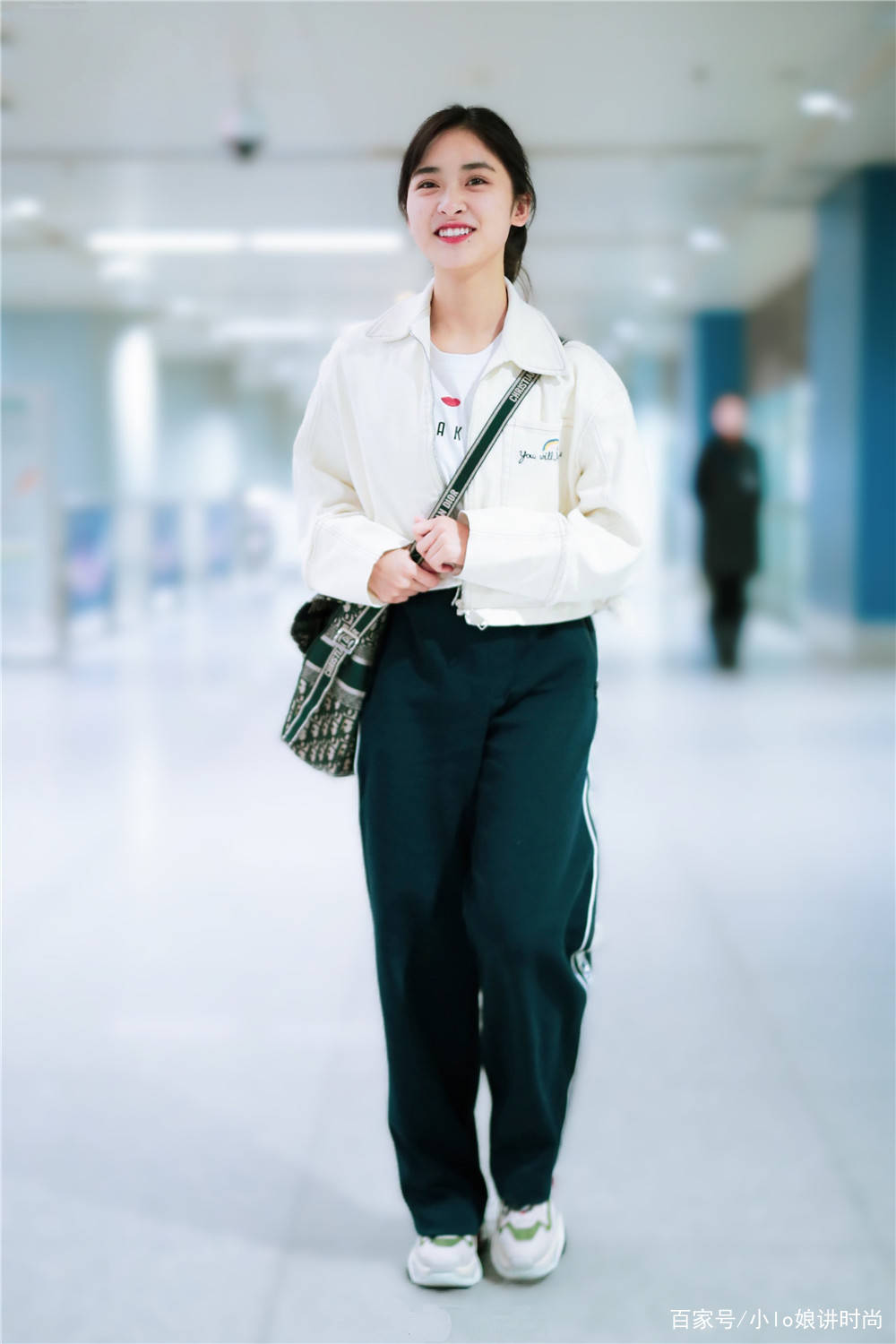 暖色|放弃阔腿裤吧！现在流行的是“拖地裤”，百搭不挑人，谁穿谁好看