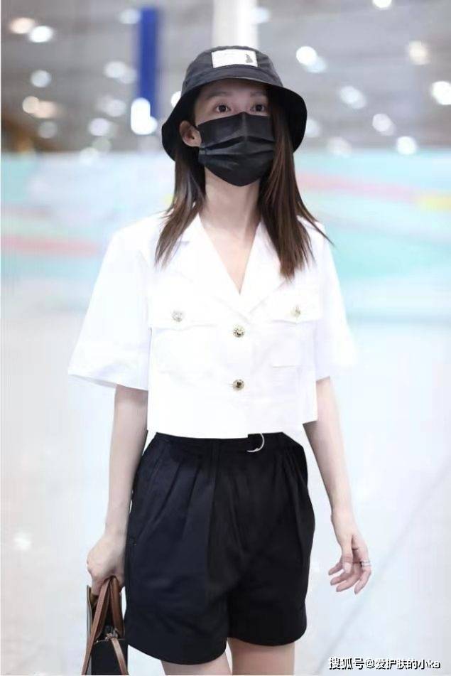 身材|李沁这清新脱俗的气质太上头，明明只是极简白+黑，却吸睛又洋气