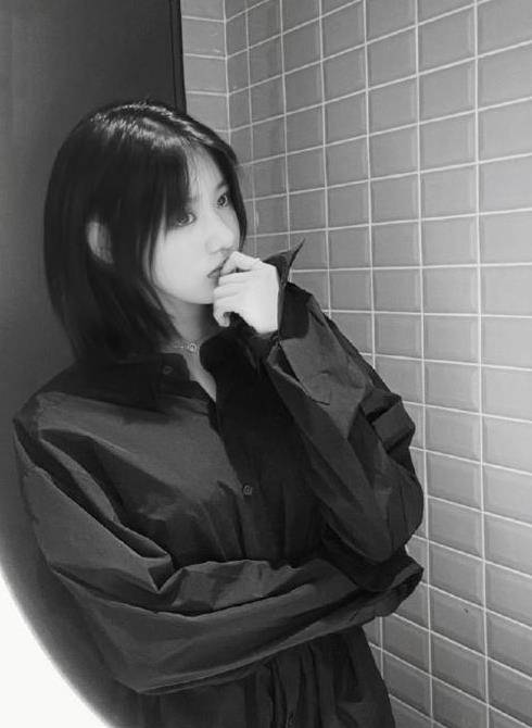 傲人|汪峰与前妻的女儿，长相清纯身材傲人，穿黑色衬衫好成熟不像16岁