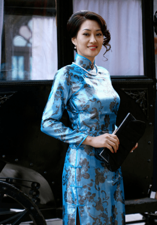 活动|孟广美穿衣真胆大！身穿黑色连衣裙出席活动高级优雅，时尚感满分