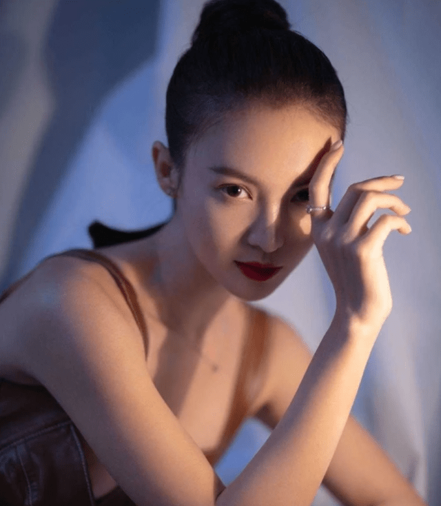 整体|金晨不仅拥有“舞蹈家”的身材,还是绝对的时尚精