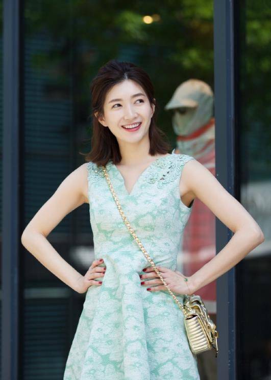 高跟鞋|江疏影真会凹造型!浅绿色连衣裙清新减龄,罗马鞋大秀“小鸟腿”