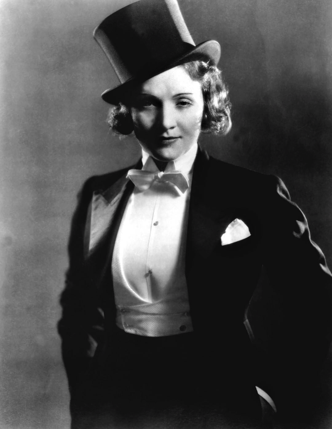 整体|深夏不要瞎打扮，瞧瞧今年最流行的“吸烟装”，洋气时髦还上档次