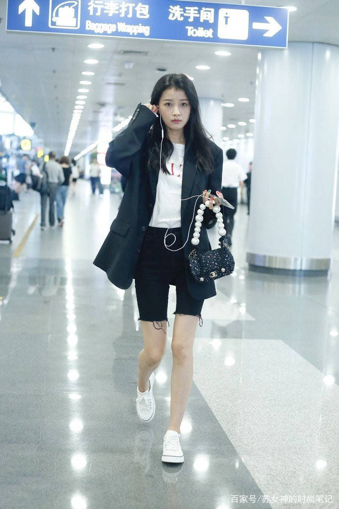 显得|最近流行起了一种穿法，叫“西装+肥宅裤”，明星们早就安排上了