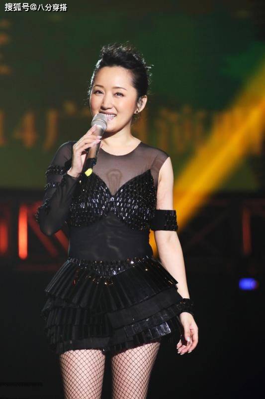 黑色|50岁杨钰莹真是阿姨圈顶流,穿黑裙配渔网袜成熟低调,减龄洋气