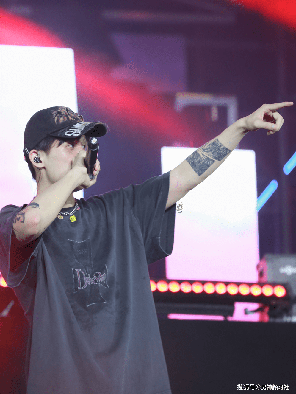 饰品|好看又有趣，让Rapper穿搭走近生活，说不定你是路人版的王琳凯