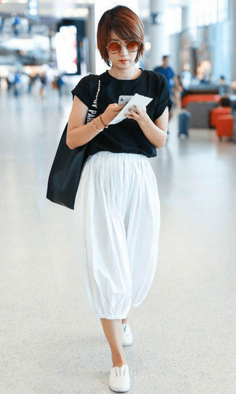 灯笼裤|王菲真不拿自己当明星!穿亚麻衫配灯笼裤,朴素穿搭难掩耀眼光芒