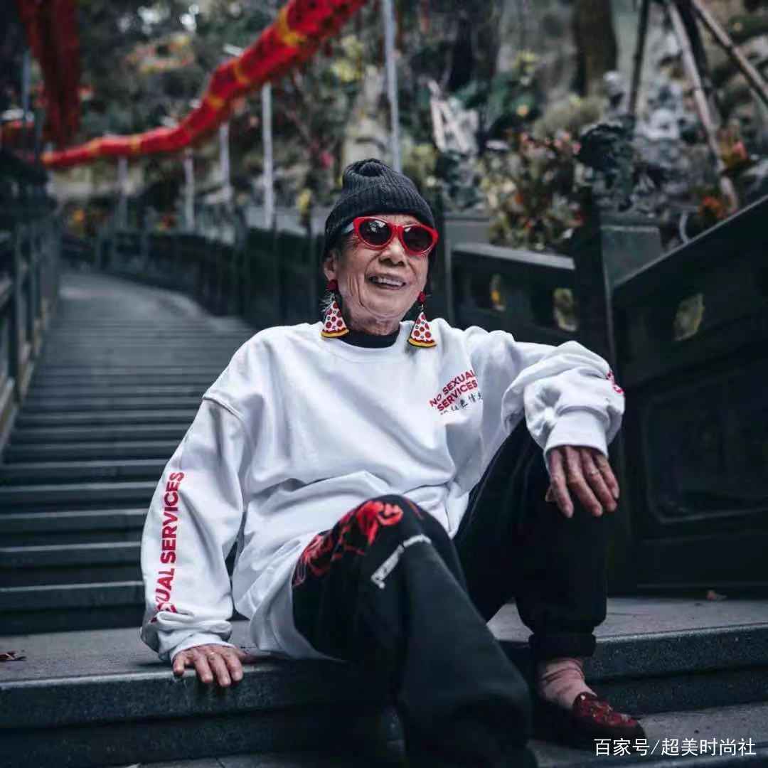 颜色|91岁奶奶每天穿潮服买菜！身高145的她不仅超会穿，还会DIY