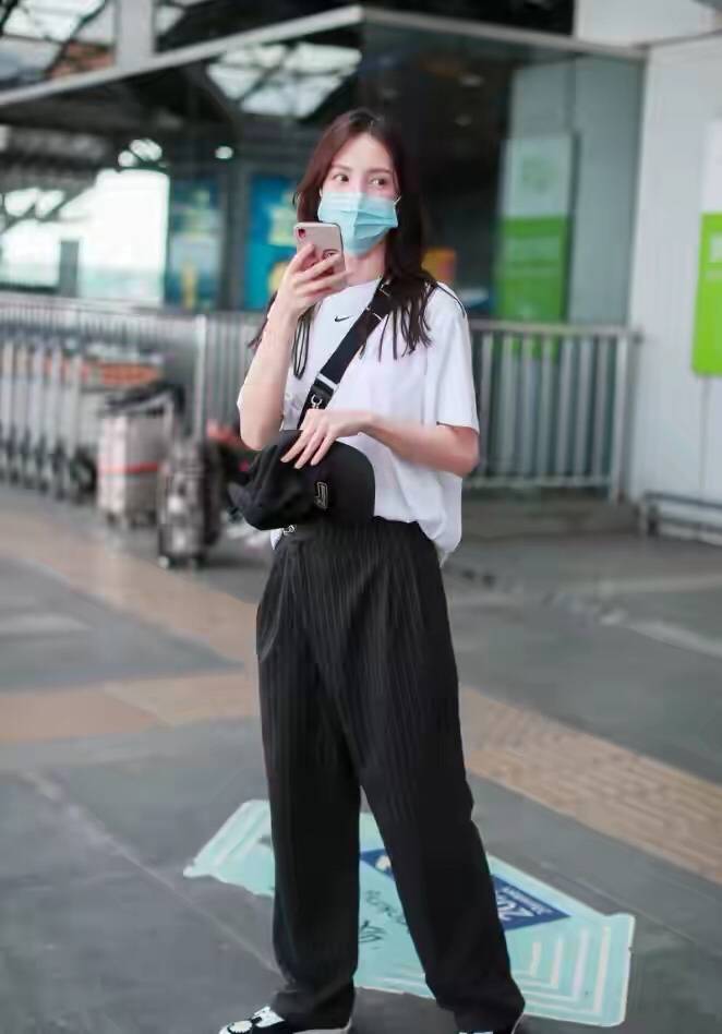 有度|金晨穿T恤配大裤衩出门，看似邋遢其实挺高级，光一双拖鞋就6千多