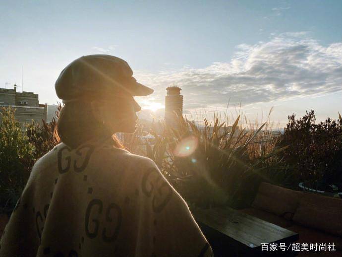 高晓松|高晓松前妻晒近照，仙女礼服配马尾美出新高，32岁不显年龄似少女