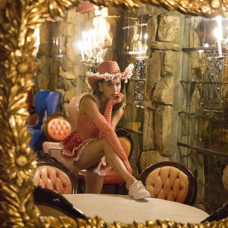 个性|15岁苏瑞克鲁斯成最美星二代，小白鞋配牛仔裤穿出显瘦大长腿