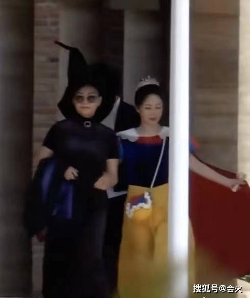 杨紫最新路透生图,戴杀马特红发衣着宽松略显矮