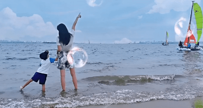 事业|谢杏芳分享旅游日常,穿花纹短裤秀大长腿,5岁儿子模样像林丹