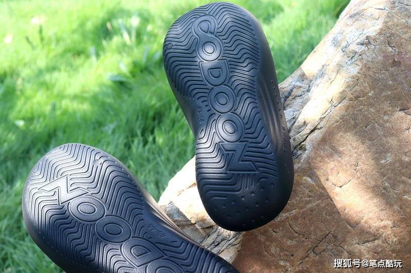 淌水|炎夏跑者，释放脚压！咕咚运动舒缓拖鞋体验