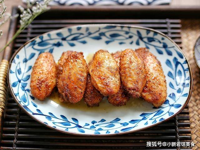 烤箱|烤翅这样做，味道赛过kfc，鲜香诱人，肉嫩多汁，一次一斤不够吃