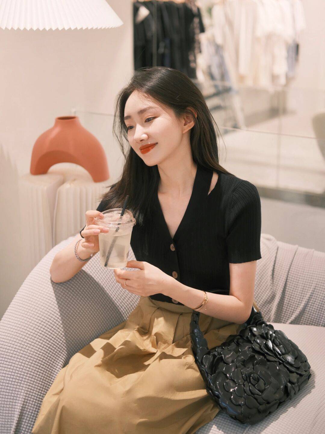 女神|夏季,如何穿出气质女神范,针织衫搭配半身裙简约高级,清爽干练