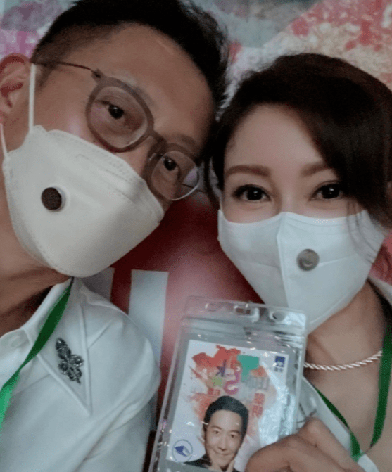 老公|李嘉欣和富豪老公真恩爱！穿衬衫美回巅峰，戴口罩藏不住盛世美颜