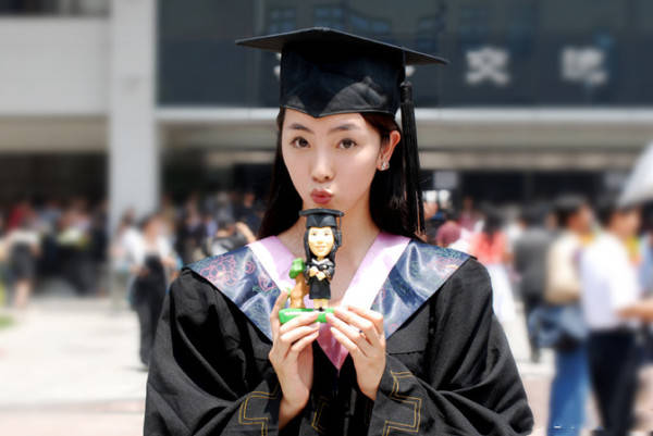 李思思|央视新老女主持同框比美，李思思穿白裙比王冰冰还嫩，姜还是老的辣