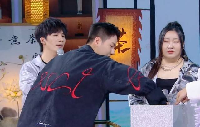 举动|王一博录节目不自觉提裤子，动作迷人引女粉尖叫，不愧是白牡丹