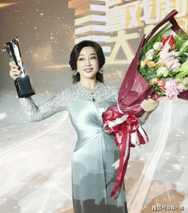 身材|刘晓庆再次美出新高度,“丰满身材”穿银裙子好美,看着只有38岁