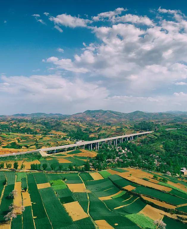 是为伊洛盆地百水汇流之处冲积出土质肥沃,水源充足的平原伊河,洛河等