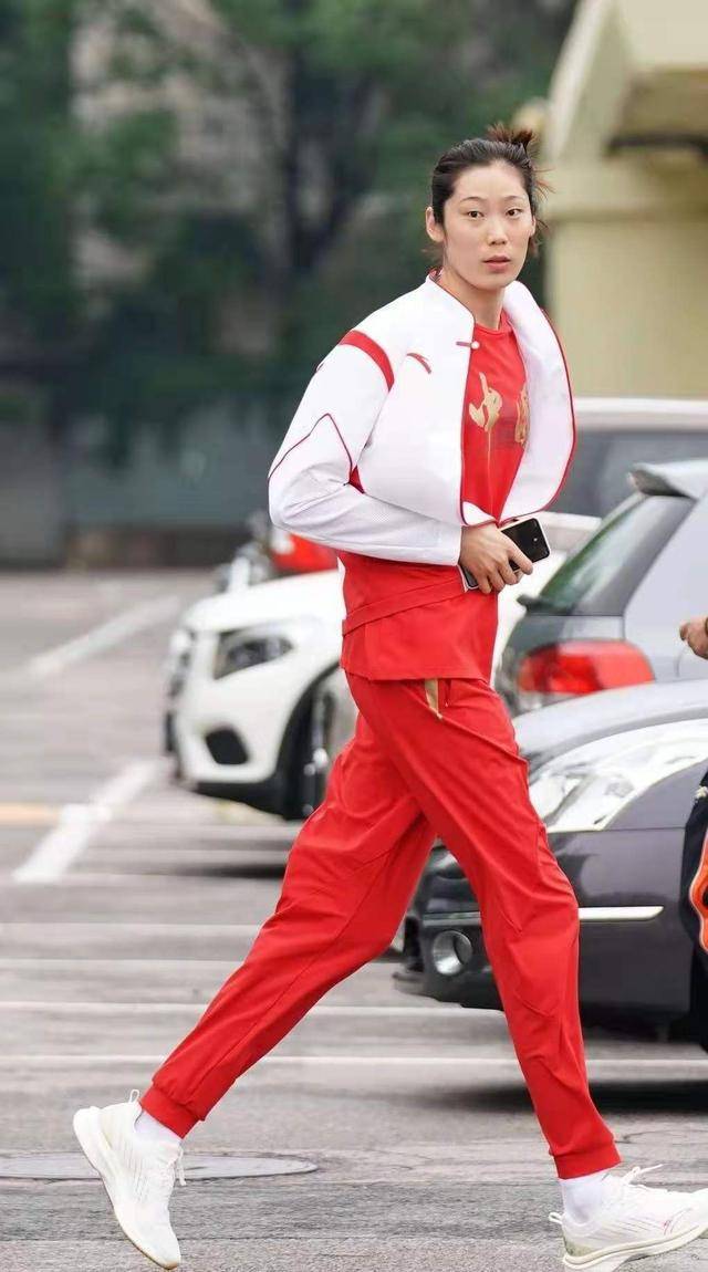 東京|女排出征東京！郎平新發(fā)型亮相，朱婷走路帶風(fēng)，二人很溫馨