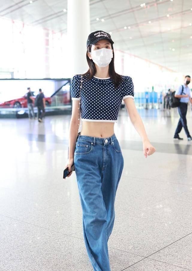 原创乔欣真有明星素养xs上衣也没撑起来牛仔裤又肥又长像借的