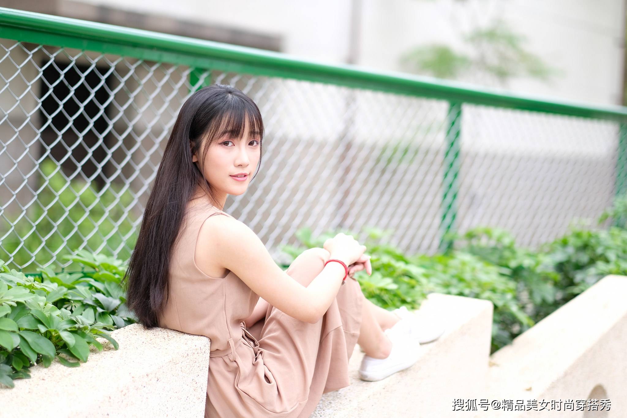 设计|棕色连体裤设计时尚，风格百变，搭配一双小白鞋简约又帅气