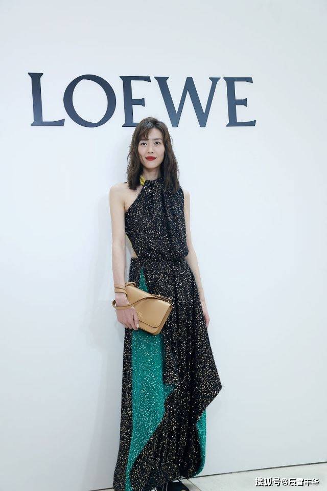 设计|刘雯打扮的真耀眼!穿黑色星空裙都不算啥,关键是单肩设计太时髦