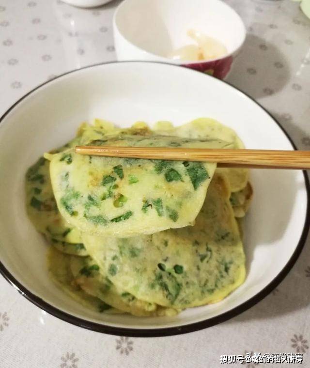 蔬菜|不用揉面和发面的蔬菜鸡蛋饼，早餐花10多分钟就做一大盘