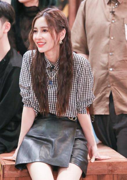 杨颖|Angelababy亮相街头，穿皮质短裙减龄俏皮，有几分韩国女团的感觉