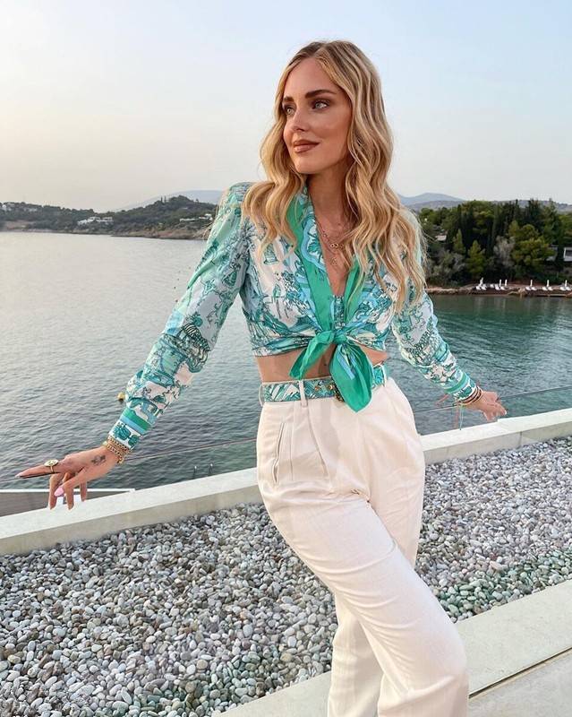 一身|比牛仔裤优雅、比小黑裤清爽，今夏“小白裤”火了