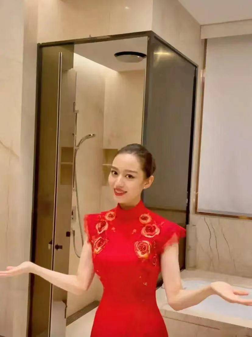 场合|吉娜身材好得让人嫉妒？穿一身大红色旗袍，压根不像是生过娃的