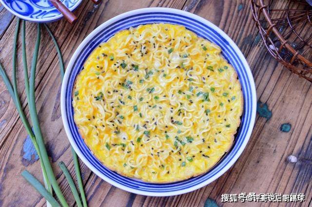 煎饼|早餐面条这样做，加两鸡蛋平底锅煎一煎五分钟就上桌，解馋还顶饱
