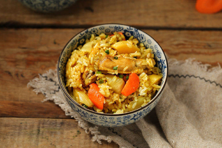 咖喱饭不用分开做 一个饭煲就搞定 有饭有菜真省事儿 老好吃了 鸡翅